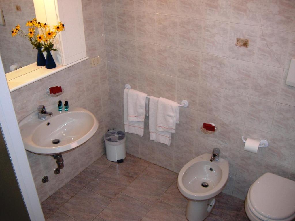 Hotel Casa Giuly Villa dʼAlmè Zimmer foto