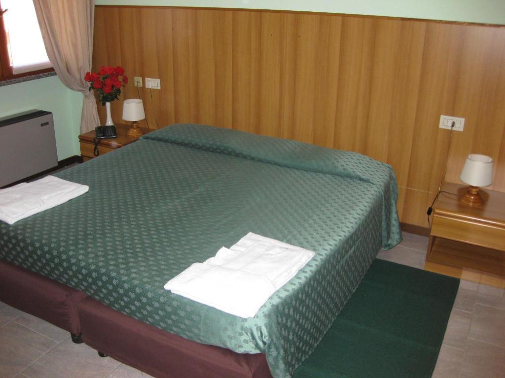 Hotel Casa Giuly Villa dʼAlmè Zimmer foto